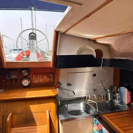 船上ホテル Velero Draco シッチェス